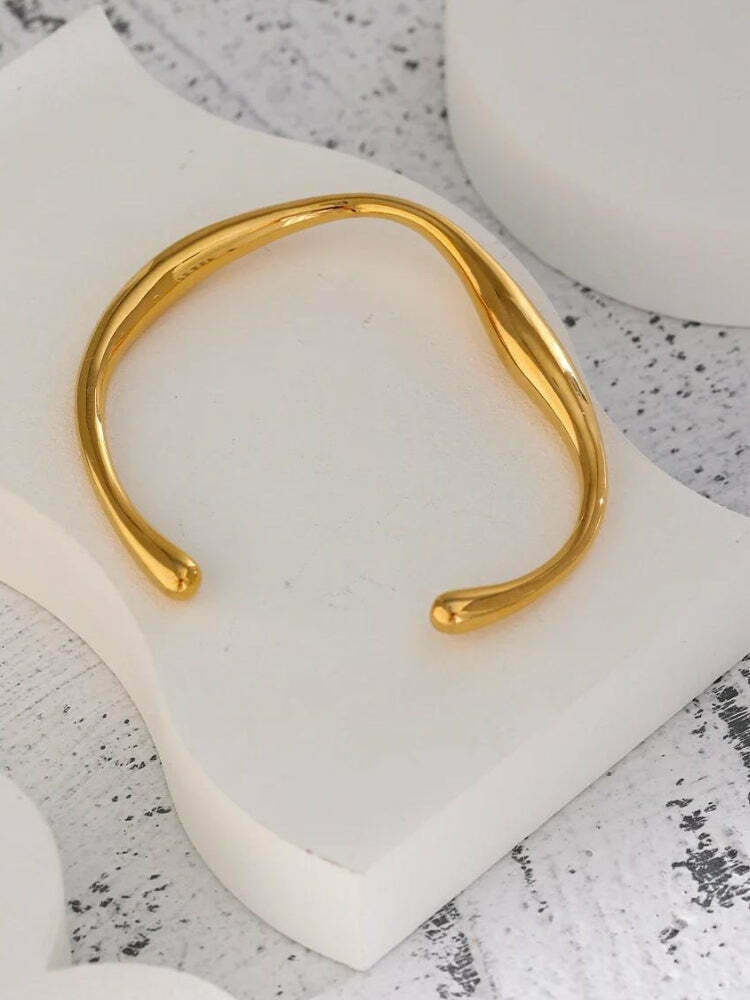 Trendy Y2K Gold Bangle Bracelet with Gummy Bear Charm - Stylish Coquette Accessory